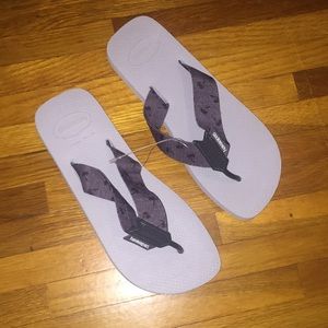 NWT-men grey Havaianas flip flops🤙